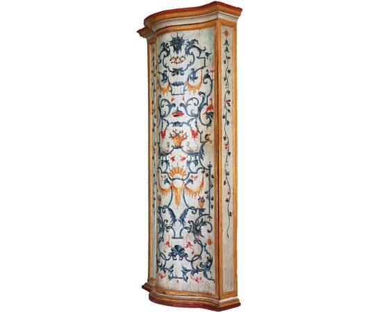 Coppia di armadi in legno intagliato e laccato con fiori e motivi decorativi, Venezia, metà XVIII secolo