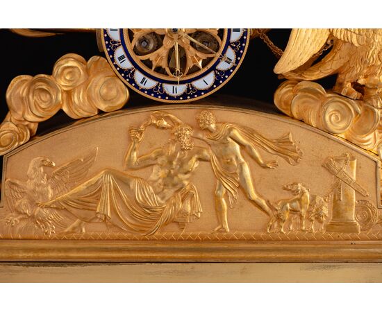 Importante pendola in bronzo dorato e finemente cesellato rappresentante Ganimede su un carro, h. 53 cm, inizio XIX secolo