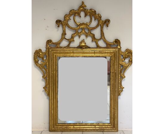 Specchiera in legno intagliato e dorato . Venezia XVIII secolo