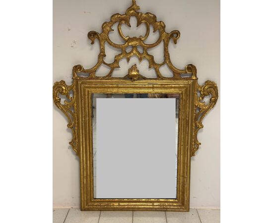 Specchiera in legno intagliato e dorato . Venezia XVIII secolo