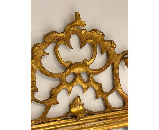 Specchiera in legno intagliato e dorato . Venezia XVIII secolo