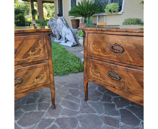 Coppia di cassettoni Lombardi noce del 700 con intarsi bois de rose 
