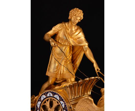 Importante pendola in bronzo dorato e finemente cesellato rappresentante Ganimede su un carro, h. 53 cm, inizio XIX secolo