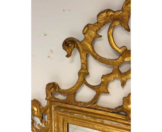 Specchiera in legno intagliato e dorato . Venezia XVIII secolo