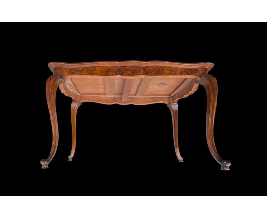 Tavolino da salotto in noce con piano lastronato in radica.