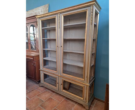 Libreria a 4 porte laccata e dorata con rete