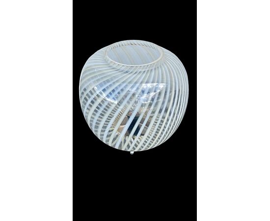 Lampada in vetro a corpo globulare con spirali lattimo e ambra. Vistosi,Murano.