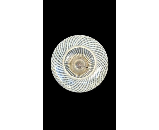 Lampada in vetro a corpo globulare con spirali lattimo e ambra. Vistosi,Murano.