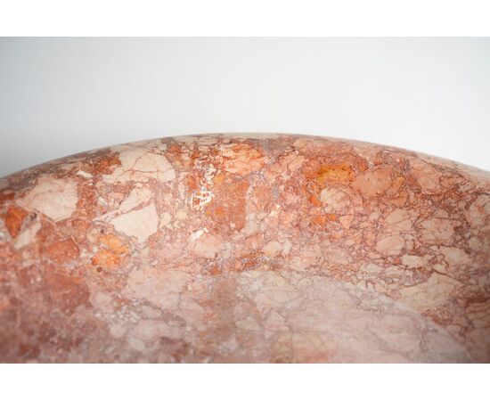 Fonte battesimale in marmo breccia pernice