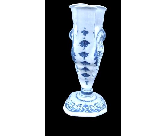 Vaso tulipaniera in maiolica.Moustiers.Francia.
