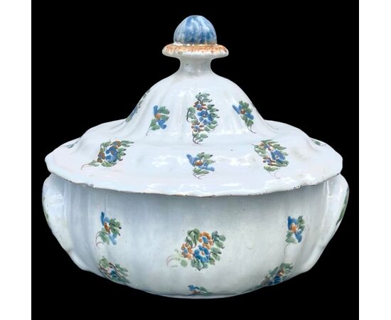 Zuppiera in maiolica con decoro a ‘rametti fioriti’.Manifattura Dallari Sassuolo.