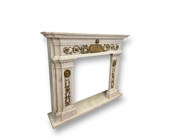  Antico Camino in Marmo Bianco con Bronzo Dorato, XIX Secolo 