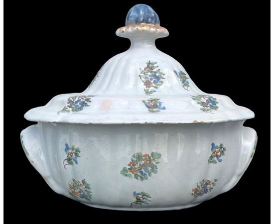 Zuppiera in maiolica con decoro a ‘rametti fioriti’.Manifattura Dallari Sassuolo.