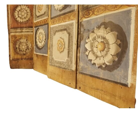 Soffitto antico in legno dipinto