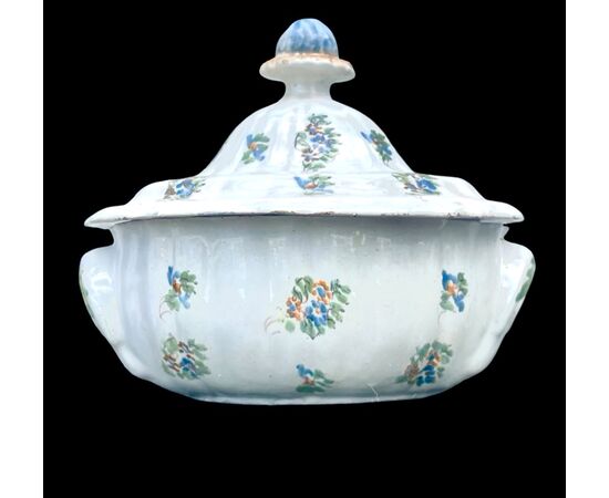 Zuppiera in maiolica con decoro a ‘rametti fioriti’.Manifattura Dallari Sassuolo.