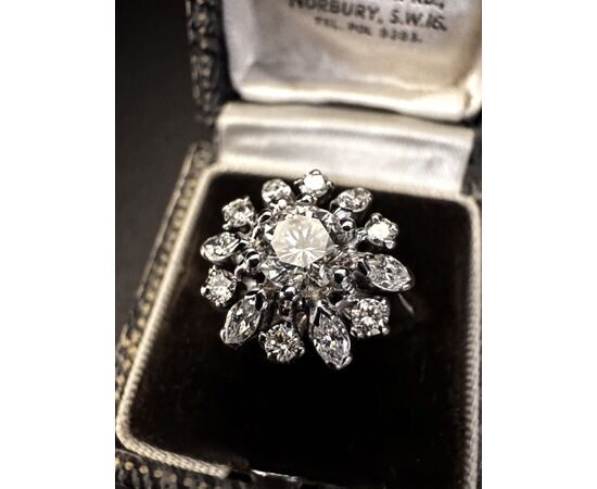 Anello  con  Diamanti  centrale  0.90 ct.