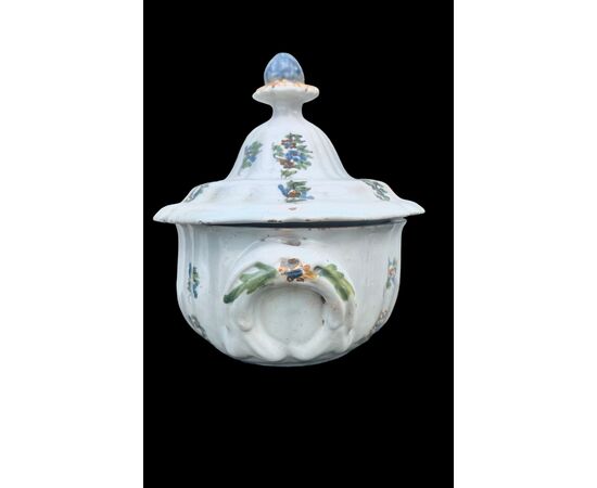 Zuppiera in maiolica con decoro a ‘rametti fioriti’.Manifattura Dallari Sassuolo.