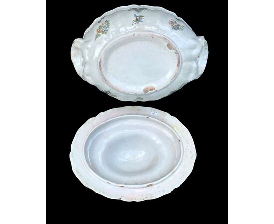 Zuppiera in maiolica con decoro a ‘rametti fioriti’.Manifattura Dallari Sassuolo.