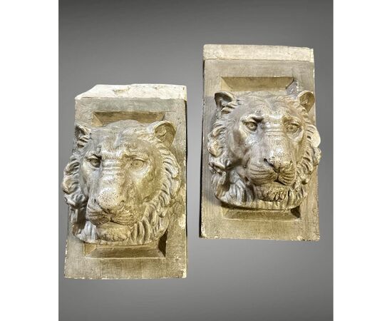 Coppia di teste di leone in stucco – XIX secolo