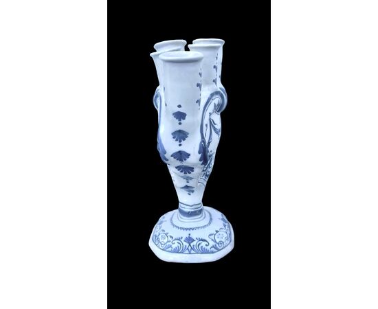 Vaso tulipaniera in maiolica.Moustiers.Francia.