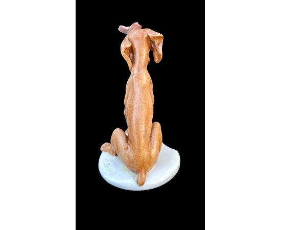 Figura di cane in porcellana con farfalla. Manifattura Cappe’.