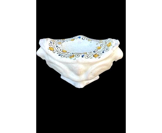 Saliera in maiolica compendiaria con decoro a racemi vegetali stilizzati.Faenza.