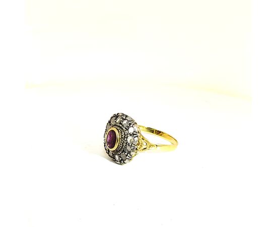 ANELLO IN ORO CON RUBINO CENTRALE E DIAMANTI 