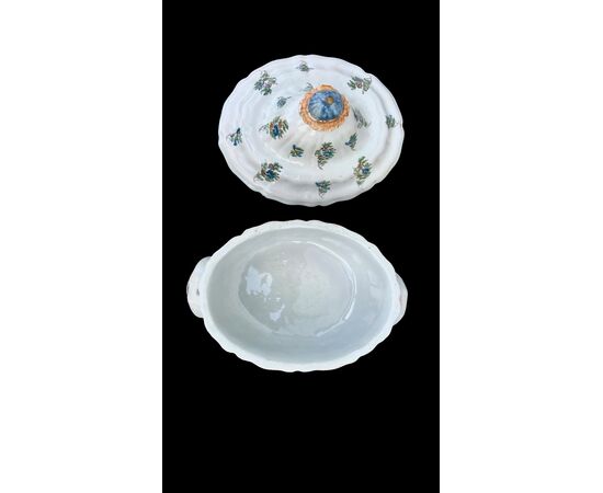 Zuppiera in maiolica con decoro a ‘rametti fioriti’.Manifattura Dallari Sassuolo.