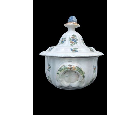 Zuppiera in maiolica con decoro a ‘rametti fioriti’.Manifattura Dallari Sassuolo.