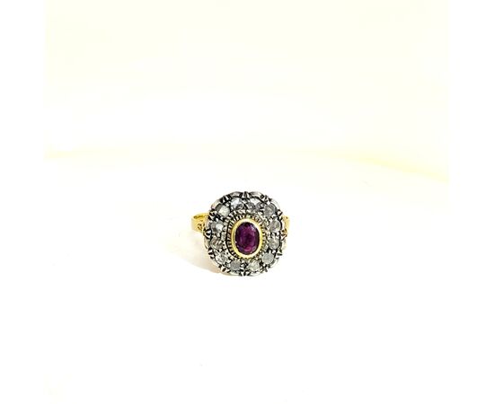 ANELLO IN ORO CON RUBINO CENTRALE E DIAMANTI 