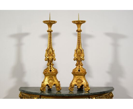 Coppia di candelieri neoclassici in legno intagliato e dorato, Genova, fine XVIII secolo