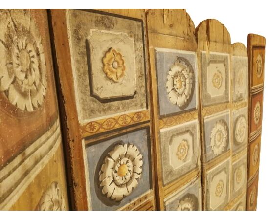 Soffitto antico in legno dipinto