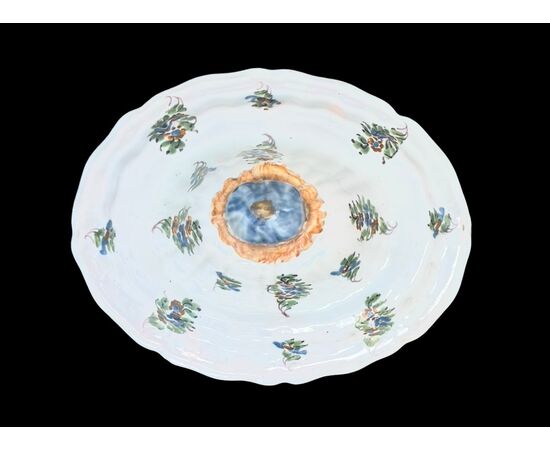 Zuppiera in maiolica con decoro a ‘rametti fioriti’.Manifattura Dallari Sassuolo.