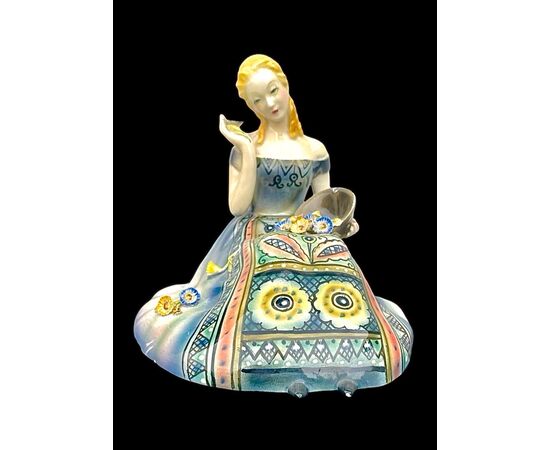 Scultura in terraglia raffigurante figura femminile con cesto di fiori. Manifattura Agostinelli e dal Pra’. Nove di Bassano.