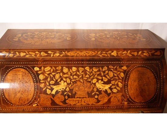 Antico comò a rullo Olandese Luigi XV del 1700 in legno di mogano riccamente intarsiato