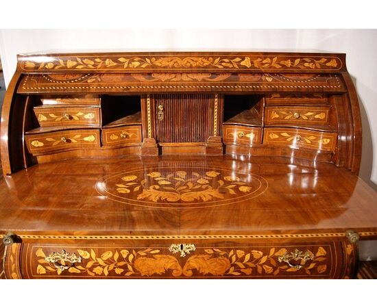 Antico comò a rullo Olandese Luigi XV del 1700 in legno di mogano riccamente intarsiato
