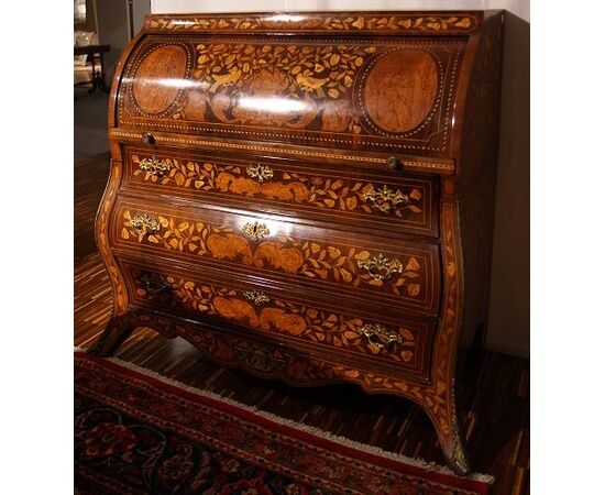 Antico comò a rullo Olandese Luigi XV del 1700 in legno di mogano riccamente intarsiato