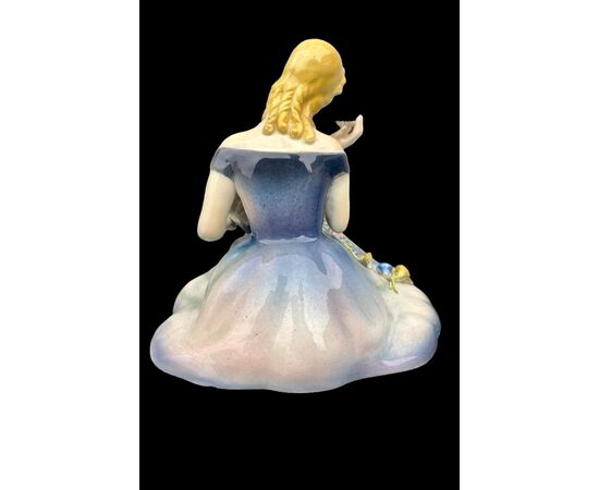 Scultura in terraglia raffigurante figura femminile con cesto di fiori. Manifattura Agostinelli e dal Pra’. Nove di Bassano.