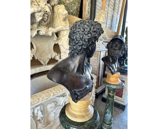  Busto in Bronzo 'Davide' con Base in Marmo, su colonna in marmo verde, XIX Secolo 