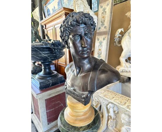  Busto in Bronzo 'Davide' con Base in Marmo, su colonna in marmo verde, XIX Secolo 