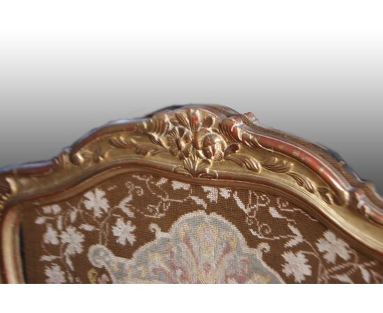 Parascintille francese de 1800 in legno dorato foglia oro con tessuto ricamato a piccolo punto 