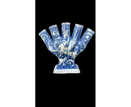 Tulipaniera in maiolica a sfondo blu con decoro a raffaellesche.Manifattura Molaroni.Pesaro.
