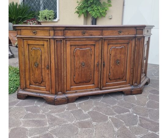 Credenza scantonata in noce del 700 Toscana 