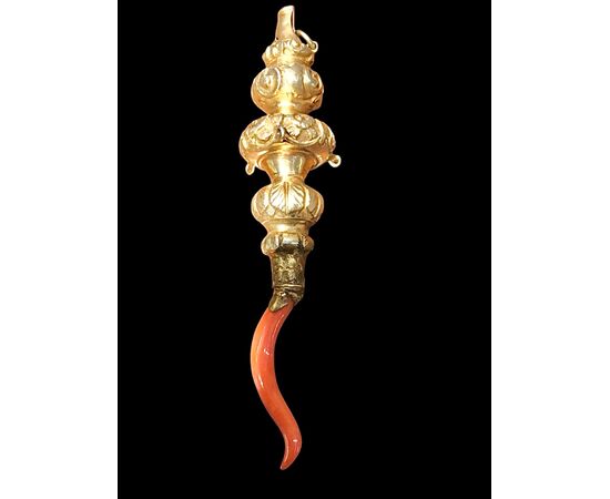 Sonaglio - fischietto,gioco da bambini in argento vermeille con corpo globulare rastremato sbalzato con motivi vegetali stilizzati.