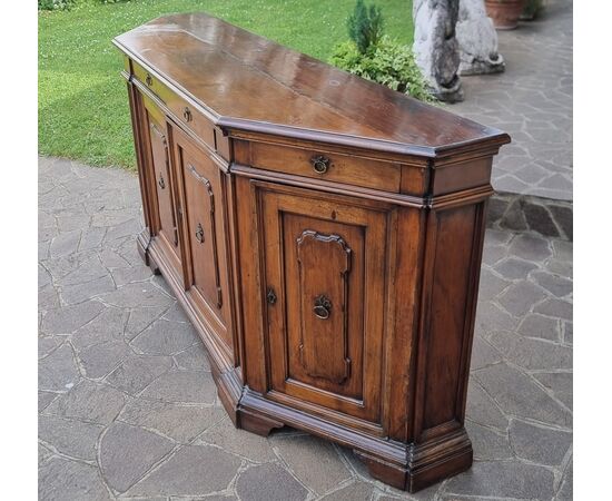 Credenza scantonata in noce del 700 Toscana 