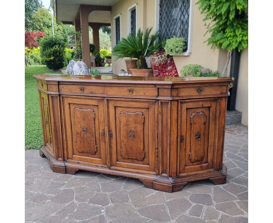 Credenza scantonata in noce del 700 Toscana 
