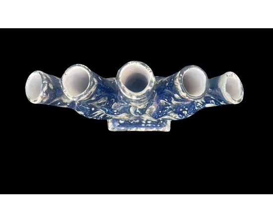 Tulipaniera in maiolica a sfondo blu con decoro a raffaellesche.Manifattura Molaroni.Pesaro.