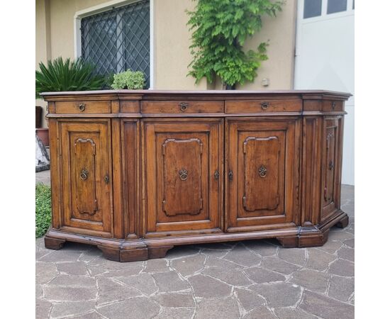 Credenza scantonata in noce del 700 Toscana 