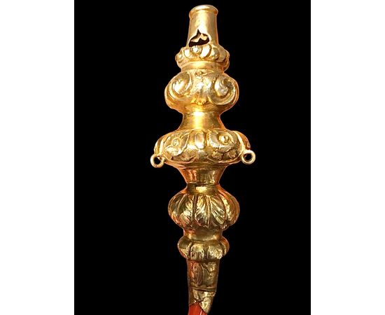 Sonaglio - fischietto,gioco da bambini in argento vermeille con corpo globulare rastremato sbalzato con motivi vegetali stilizzati.