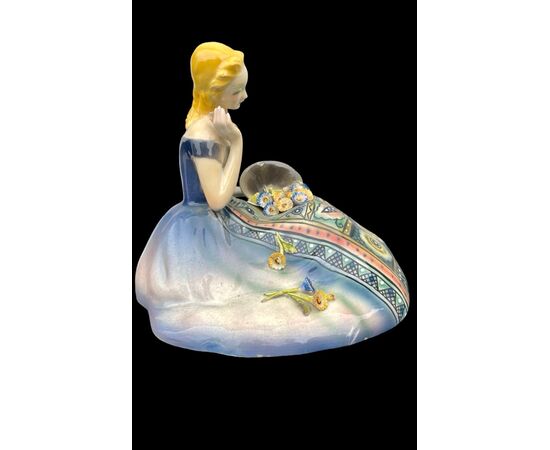 Scultura in terraglia raffigurante figura femminile con cesto di fiori. Manifattura Agostinelli e dal Pra’. Nove di Bassano.